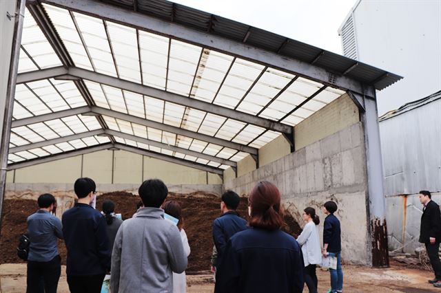 재활용품 수거 대란을 막기 위해 안동시 공무원들이 음식물 자원화 시설을 견학하는 등 발 빠른 의식전환 대처에 나섰다. 안동시 제공.