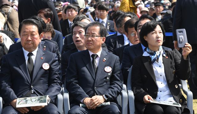 박주선(왼쪽부터) 바른미래당 공동대표, 홍준표 자유한국당 대표, 추미애 더불어민주당 대표가 3일 제주특별자치도 제주4·3 평화공원에서 열린 제70주년 4·3 희생자 추념식에서 문재인 대통령의 추념사를 듣고 있다. 제주=고영권 기자