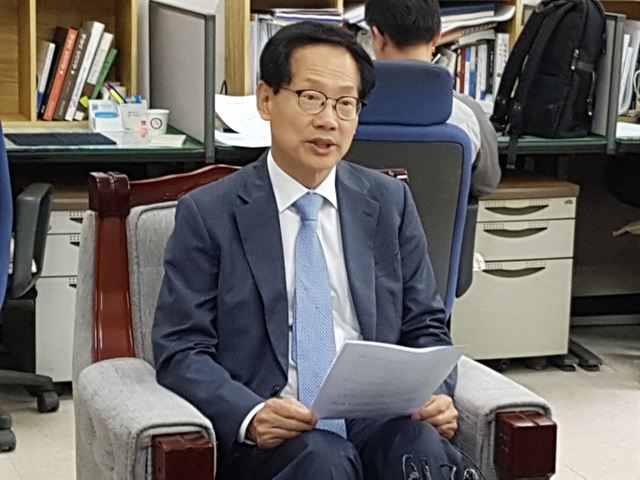 뒤 이어 기자간담회를 연 오제세 의원도 “곧 지지율이 역전될 것”이라고 승리를 장담했다. 한덕동 기자