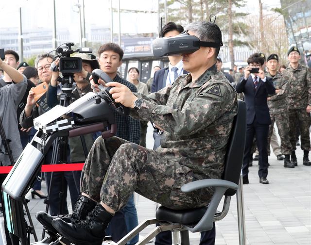 김용우 육군참모총장이 3일 세종 컨벤션센터에서 열린 드롯봇 전투발전 콘퍼런스에 참석, 행사장에 전시된 드론비행 화면을 VR로 통해 체험하고 있다.연합뉴스