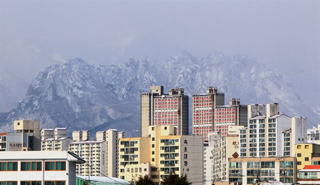 지난달 1일 춘설이 내려 쌓인 설악산 울산바위가 장관을 이루고 있다. 연합뉴스