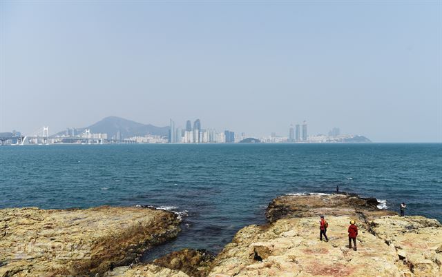 이기대 해안산책로에서 바다 너머로 해운대의 고층빌딩이 펼쳐진다.