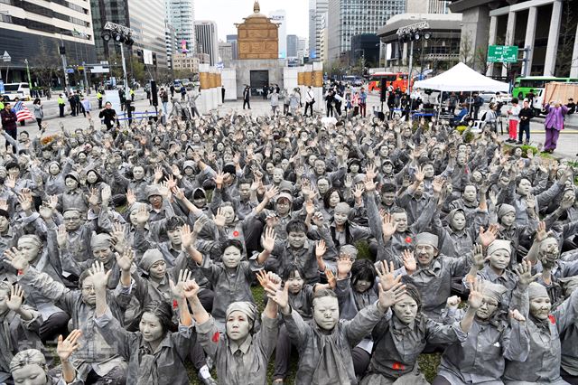 3일 오후 서울 광화문광장에서 제주 4·3 70주년 '403인의 함성' 퍼포먼스가 열리고 있다.고영권기자 youngkoh@hankookilbo.com