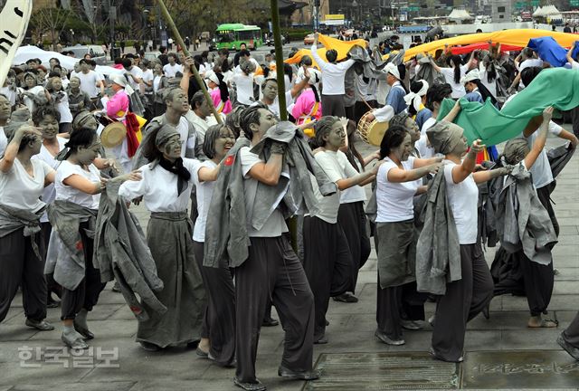 3일 오후 서울 광화문광장에서 제주 4·3 70주년 '403인의 함성' 퍼포먼스가 열리고 있다.고영권기자 youngkoh@hankookilbo.com