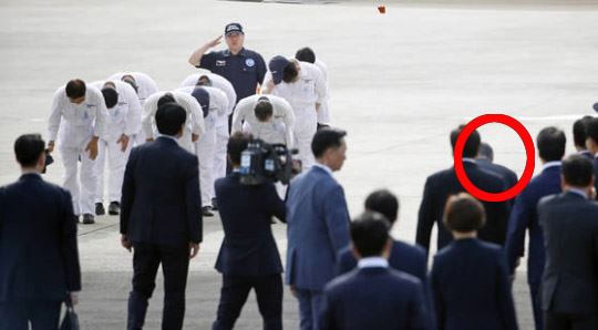 지난해 7월 5일 오전 성남 서울공항에서 문재인 대통령이 주요 20개국(G20) 정상회의 참석을 위해 독일로 출국하며 정비사들에게 인사를 하고 있다. 연합뉴스