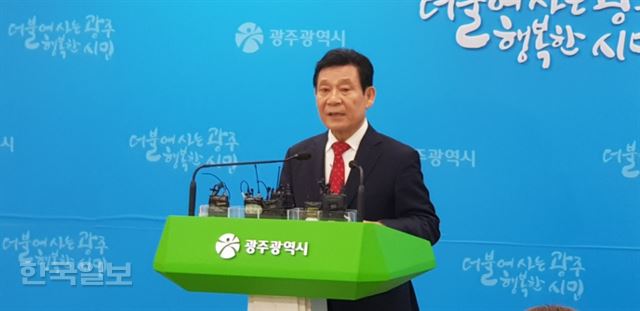 [저작권 한국일보] 윤장현 광주시장이 4일 오전 광주시청 브리핑 룸에서 긴급 기자회견을 열고 6ㆍ13지방선거 불출마를 선언하고 있다. 안경호 기자