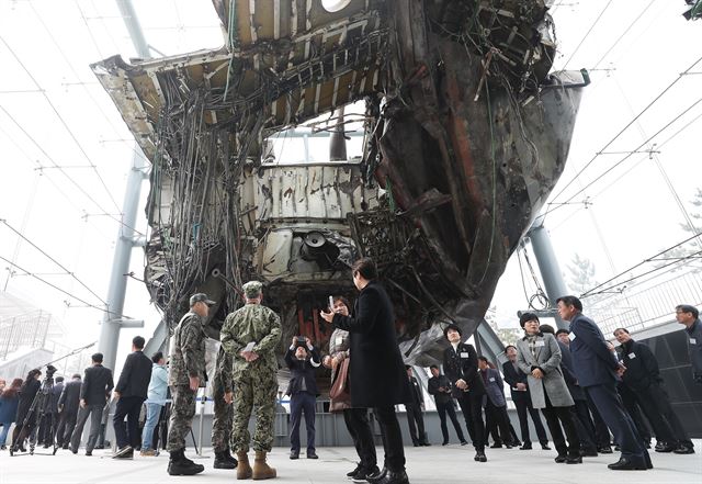 지난달 26일 오전 경기도 평택시 해군 제2함대사령부에서 열린 '제8주기 천안함 용사 추모식'에서 유가족 및 참석자들이 천안함을 살펴보고 있다. 연합