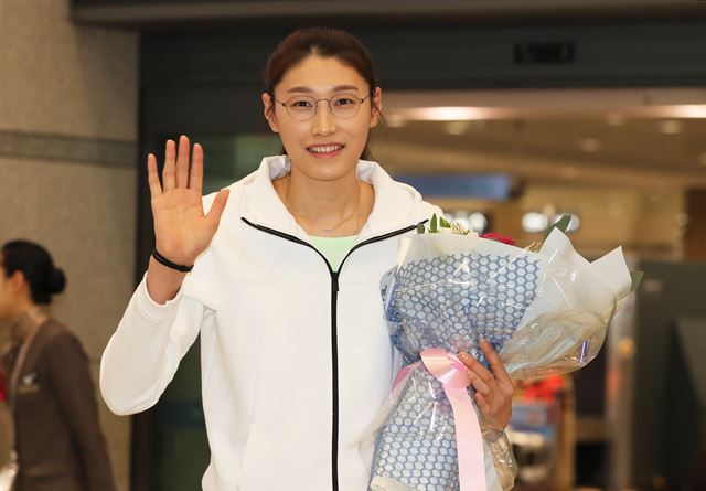 김연경이 중국 여자배구 슈퍼리그를 마치고 4일 귀국해 팬들에게 인사를 하고 있다. 영종도=연합뉴스