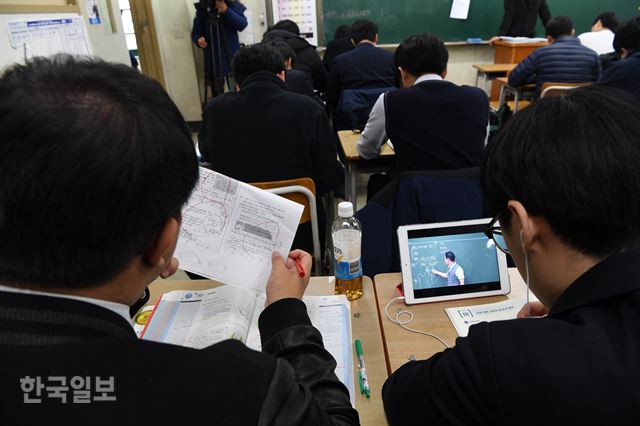 지난해 11월 17일 서울 용산구 용산고에서 고3학생들이 2018학년도 수능 준비를 하고 있다. 한국일보 자료사진