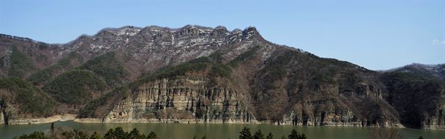 전남 화순군의 이서 적벽 전경. 동복호로 댐을 막아 수위가 높아져 더 장엄한 절경을 이뤘다. 이형우 제공