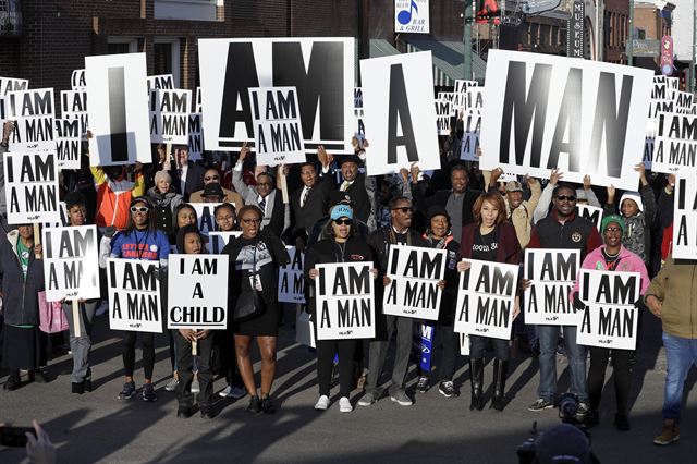 멤피스에서 열린 추모 집회 참가자들이 ‘나는 사람이다’(I Am A Man)이라고 쓰인 피켓을 들고 있다. AP 연합뉴스