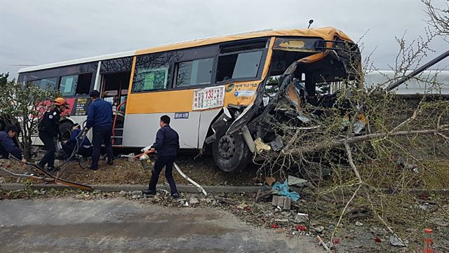 5일 오전 울산시 북구 염포동 아산로에서 시내버스가 도로변으로 돌진해 공장 담장을 들이받은 뒤 넘어지는 사고가 났다. 울산소방본부 제공