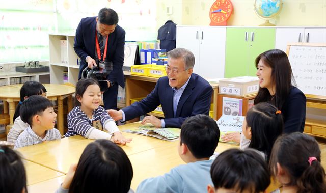 문재인 대통령이 4일 서울 경동초등학교에서 열린 온종일 돌봄 정책간담회에 앞서 돌봄교실에서 아이들과 대화를 나누고 있다. 오른쪽은 자녀가 이 학교에 재학 중인 배우 장신영씨. 고영권 기자