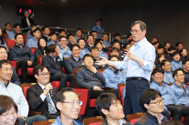 한수원 신임 정재훈 사장이 토크콘서트 형식의 소탈한 분위기에서 취임식을 하는 장면. 한수원 제공