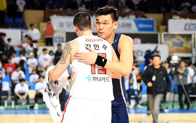 KCC 하승진(오른쪽)이 4강 플레이오프에서 승리한 SK 김민수에게 축하 인사를 건네고 있다. KBL 제공