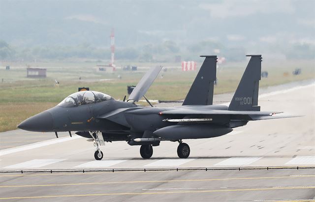 지난 2016년 우리 공군 F-15K 전투기가 주한미군 오산공군기지에 착륙한 모습. 연합뉴스 자료사진