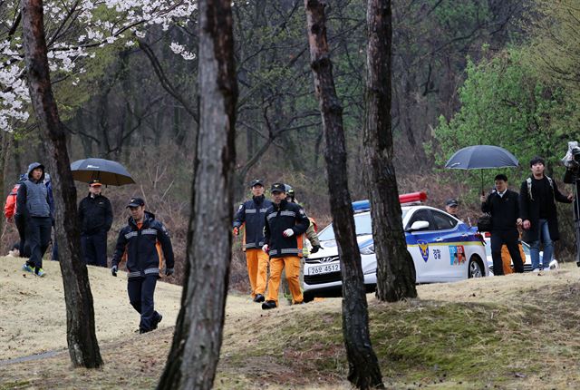 5일 오후 경북 칠곡군 가산면 학하리 야산에 F-15K 전투기가 추락해 소방대원들이 수색작업에 나서고 있다. 연합뉴스