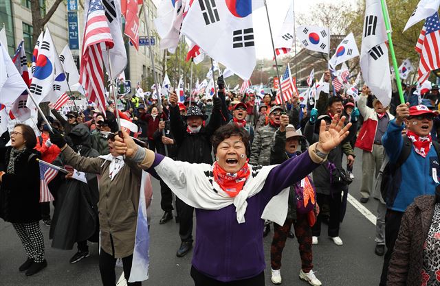 박근혜 전 대통령 1심 선고일인 6일 오후 서초구 서울중앙지법 앞에 박 전 대통령 지지자들이 태극기를 흔들며 석방구호를 외치고 있다.연합뉴스