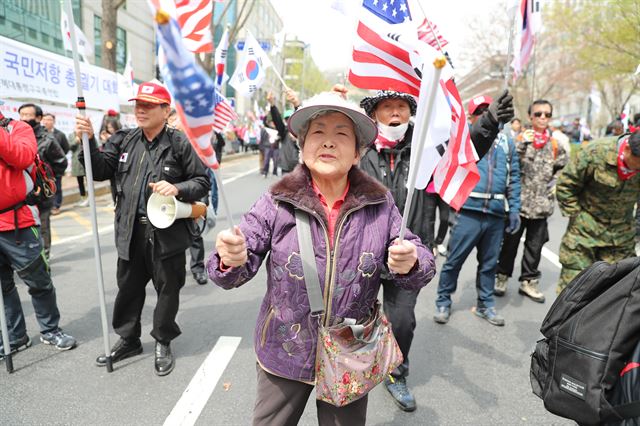 박근혜 전 대통령 1심 선고일인 6일 오후 서초구 서울중앙지법 앞에 박 전 대통령 지지자들이 모여 있다. 연합뉴스