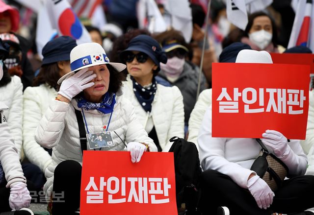 박근혜 전 대통령에 대한 1심 선고가 내려진 6일 서울 서초동 서울중앙지법 앞에 모인 박 전 대통령 지지자들이 선고 결과에 눈물을 흘리고 있다. 김주성 기자