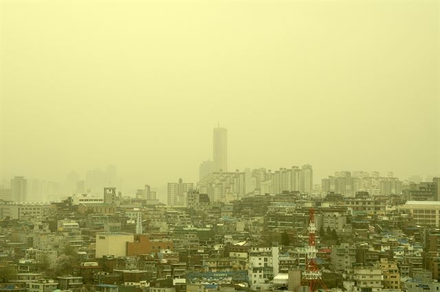 황사가 유입되면서 미세먼지 농도가 '매우나쁨' 수준을 보인 6일 오후 서울 여의도 63빌딩 상공이 누렇게 보이고 있다. 이날 오후 3시 서울 서초구의 미세먼지 농도가 470㎍/m³ 측정되는 등 최악의 대기질 상태를 보인 가운데 전국 대부분 지방에 미세먼지 경보ㆍ주의보가 내려졌다. 김주영기자