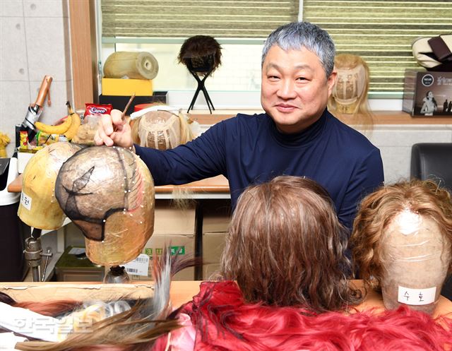 김유선 분장감독이 서울 논현동 자신의 사무실에서 작업 중인 가발에 대해 설명하고 있다. 그는 오는 7월 초연하는 뮤지컬 '웃는 남자' 가발과 특수분장 준비로 한창 바쁘다. 신상순 선임기자