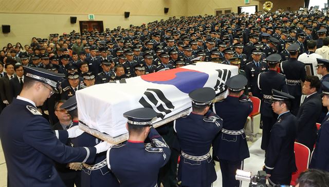 7일 오전 대구 제11전투비행단에서 F-15K 전투기 추락사고로 숨진 조종사들의 영결식이 열렸다. 영결식을 마치고 운구행렬이 부대를 나서고 있다. 연합뉴스