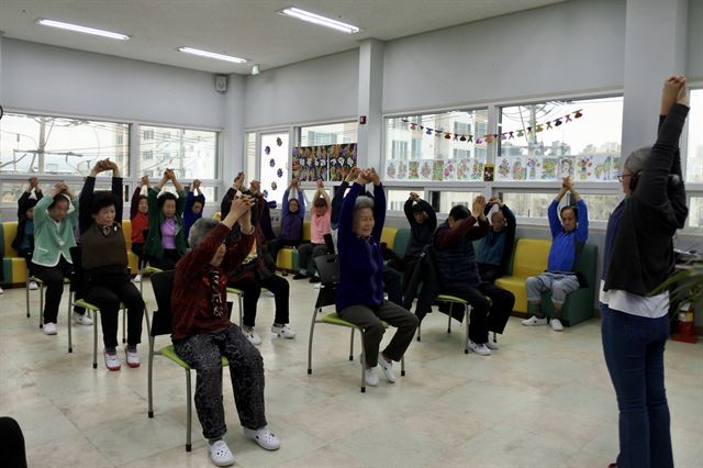 대구의 한 기억학교 학생들이 ‘행복누리 백세체조’를 하면서 온몸의 근육을 풀고 있다. 윤희정기자 yooni@hankookilbo.com