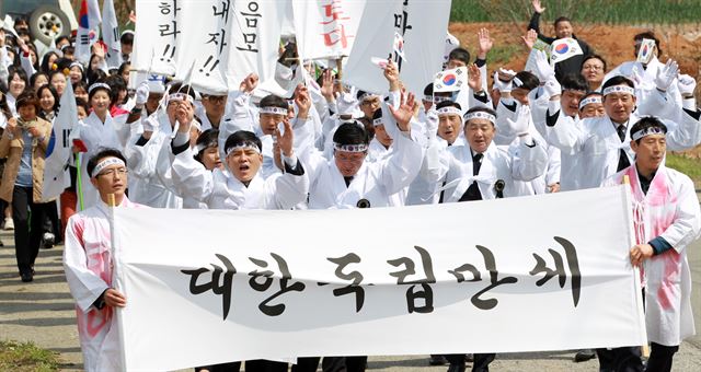 전남 함평군 관계자들이 8일 ‘4.8 만세운동 재현행사를 열고 있다. 함평군 제공