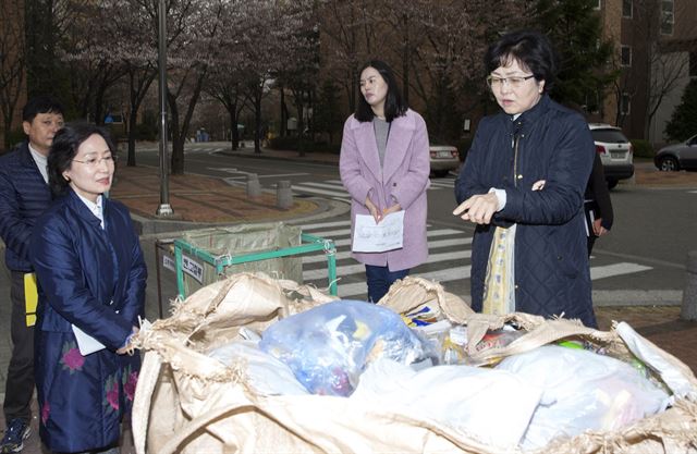 김은경 환경부 장관이 8일 오후 폐비닐 등의 수거가 중단된 인천광역시 연수구의 한 아파트를 방문해 주민대표로부터 애로사항을 듣고 재활용품 배출현장 및 수거 현황 등을 점검하고 있다. 환경부 제공