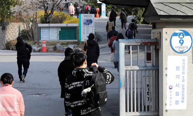 9급 공무원 수험생들이 7일 오전 필기시험장인 서울 종로구 경복고로 들어가고 있다. 이번 9급 국가직 공무원은 4,953명을 선발하는데 20만2,000여명이 지원해 41대 1의 경쟁률을 기록했다. 연합뉴스