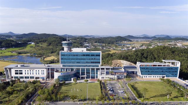 전남 신안군 압해도에 위치한 신안군청 전경. 신안군 제공