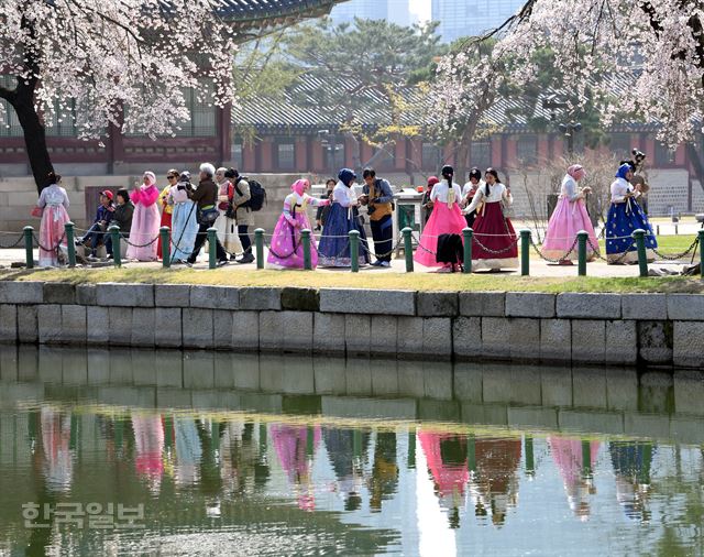 [저작권 한국일보]물가에 반영도 화사하다