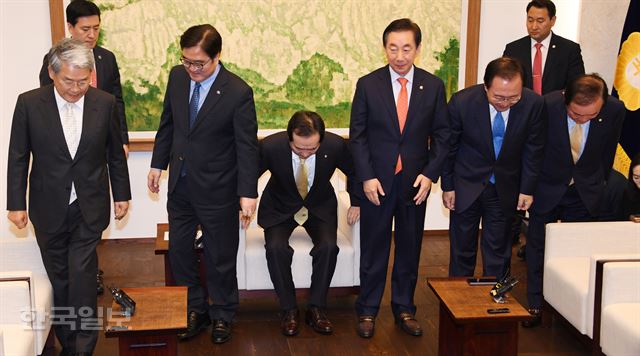 9일 국회에서 열린 여야 4개 교섭단체 원내대표 정례회동에 앞서 바른미래당 김동철(왼쪽부터), 더불어민주당 우원식, 정세균 국회의장, 자유한국당 김성태, 평화.정의의원모임 노회찬.장병완 원내대표가 기념촬영을 마치며 자리로 향하고 있다. 오대근 기자