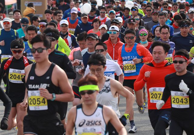 8일 오전 서울 마포구 상암월드컵공원 평화의 광장에서 열린 2018 영웅마라톤대회에서 참가자들이 힘차게 출발하고 있다. 연합뉴스