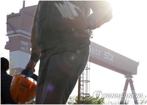 9일 오후 경남 창원시 진해구 STX조선해양 정문에서 근로자가 퇴근하고 있다. 연합뉴스