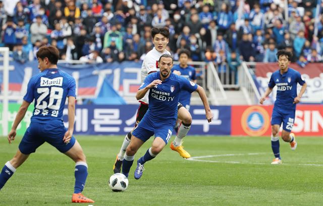 8일 경기 수원월드컵경기장에서 열린 프로축구 K리그1 수원 삼성과 FC서울의 슈퍼매치. 연합뉴스