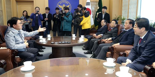 김기현 울산시장 비서실 압수수색과 관련해 지난 3월 울산지방경찰청을 항의 방문한 자유한국당 국회의원들이 황운하 울산경찰청장의 답변을 듣고 있다. 울산=연합뉴스