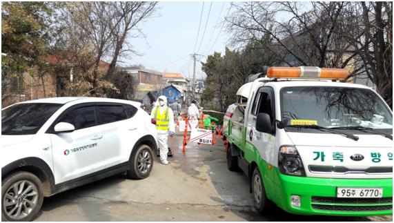 지난달 27일 국내 첫 돼지 A형 구제역 확진 판정을 받은 경기 김포시 한 농가에서 가축위생방역지원본부 관계자 등이 출입을 통제하고 있다. 김포시 제공