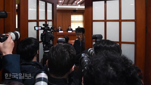 김기식 금융감독원장이 10일 오전 서울 영등포구 한국금융투자협회에서 열린 '내부 통제 강화를 위한 증권사 대표이사 간담회'에서 삼성증권 사태의 피해자에 대한 조속한 구제를 강조하는 발언을 마치자 회의가 비공개로 전환되고 있다. 서재훈기자