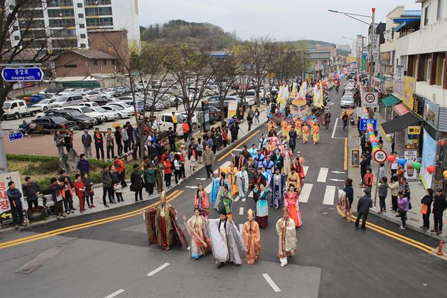 대가야체험축제에서 지역 주민들과 관광객들이 거리 퍼레이드를 펼치고 있다. 고령군 제공