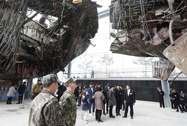 26일 오전 경기도 평택시 해군 제2함대사령부에서 열린 '제8주기 천안함 용사 추모식'에서 유가족 및 참석자들이 천안함을 살펴보고 있다. 연합뉴스