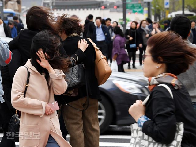 전국 곳곳에 강풍주의보가 발효된 10일 오후 서울 광화문에서 시민들이 퇴근길 발걸음을 재촉하고 있다.배우한 기자