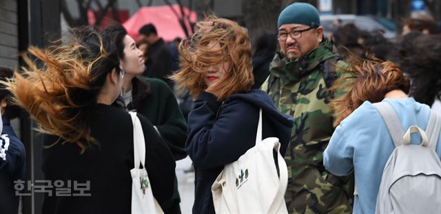 전국 곳곳에 강풍주의보가 발효된 10일 오후 서울 광화문에서 시민들이 퇴근길 발걸음을 재촉하고 있다.배우한 기자