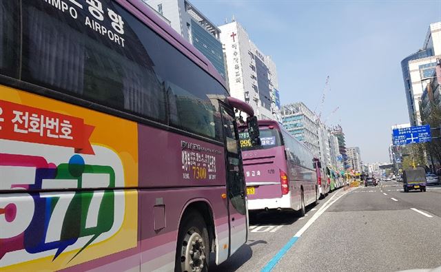 9일 오후 경기 고양시 일산 중앙로 버스전용차로 정류장 뒤로 시내ㆍ광역 버스들이 꼬리를 물고 길게 늘어서 있다. 이종구 기자