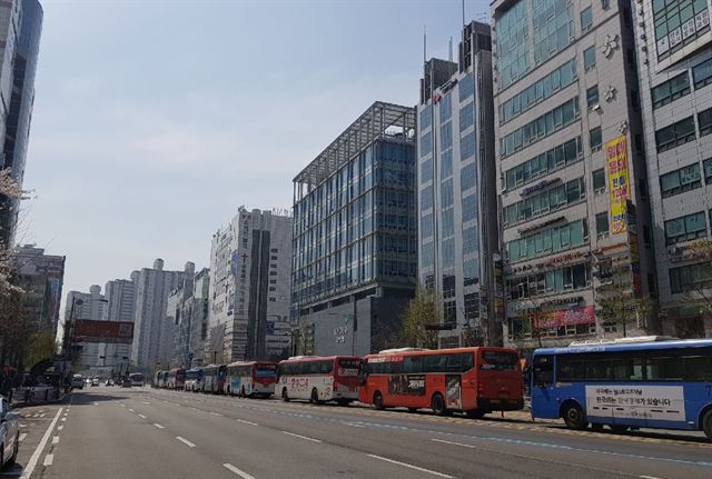 9일 오후 경기 고양시 일산 중앙로 버스전용차로 정류장 뒤로 시내ㆍ광역 버스들이 꼬리를 물고 길게 늘어서 있다. 오히려 일반 차도의 교통흐름이 원활해 보인다. 이종구 기자