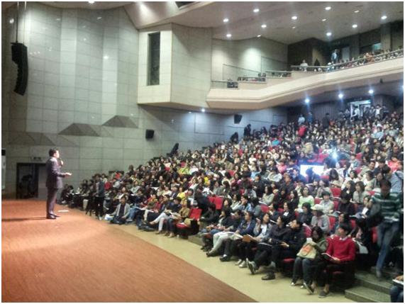 고3 학생과 학부모들이 경기도교육청의 대입설명회를 주의 깊게 듣고 있다. 경기도교육청 제공