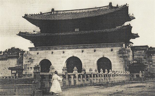 1890년경 광화문과 월대의 모습. 한국일보 자료사진