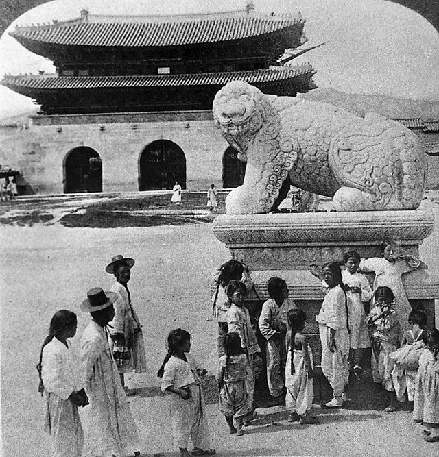 일제가 광화문을 철거하기 전인 1903년께 광화문 앞에 있던 해태상. 이 해태상은 근세미술 대가로 알려진 이세욱이 제작한 것이다. 현재와 달리 광화문과 해태상이 상당히 멀리 떨어져 있었음을 알 수 있다. 한국일보 자료사진