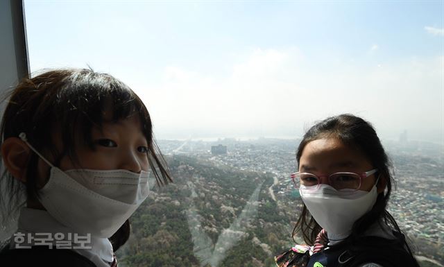 중국발 미세먼지와 황사로 서울 대부분 지역의 미세먼지 농도가 '나쁨' 수준을 보인 11일 서울 남산N타워에서 바라본 시내 모습이 맑은 하늘과 황사의 일부가 아래쪽으로 내려와 뿌옇게 흐려진 도심의 모습으로 나눠져 보이고 있다. 서재훈기자